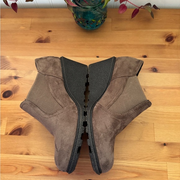 Cloudwalkers By Avenue Becky Brown Slip on Wedge Boots Size 9.5 Wide - Picture 2 of 7